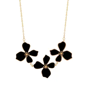 Elegante Edelstahl Halskette mit drei schwarzen Emaille Blumen und 18k Goldbeschichtung