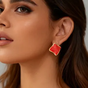 Boucles d'oreilles carrées en émail rouge et bordure dorée ondulée sur l'oreille