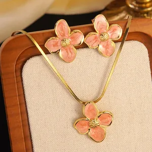Set collana e orecchini a fiore in smalto rosa con catena a serpente placcata oro