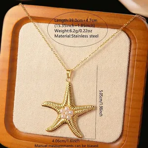 Détails d'un collier étoile de mer en acier inoxydable doré avec perles d'imitation