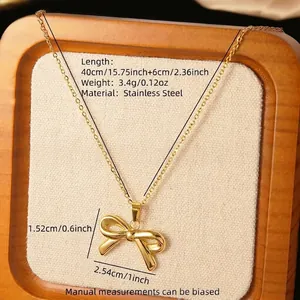 Vue détaillée du pendentif nœud en acier inoxydable doré avec dimensions et mesures