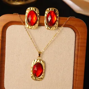 Détails du coffret bijoux avec pierres rouges et texture en métal martelé doré