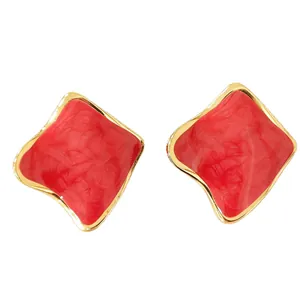 Boucles d'oreilles carrées en émail rouge marbré avec bordure dorée chic