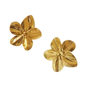 Élégantes boucles d'oreilles fleurs dorées avec pétales texturés et détails réalistes