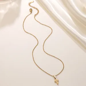 Collier croix minimaliste en acier inoxydable plaqué or 18 carats avec chaîne réglable