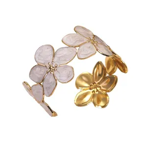 Elegante vergulde open armband met roze marmeren emaille bloempatronen op witte achtergrond