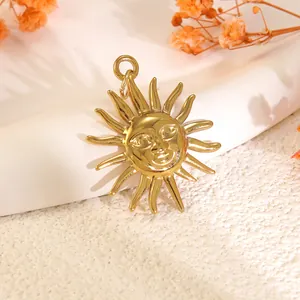 Ciondolo a forma di sole dorato con viso umano e raggi su sfondo bianco strutturato