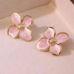 Orecchini a perno con fiori in smalto rosa, placcatura in oro e texture marmorea
