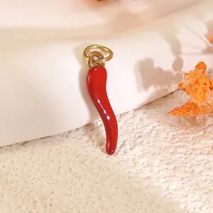 Ciondolo a peperoncino rosso in acciaio inossidabile con anello dorato su base