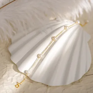 Bracelet élégant en titane plaqué or 18 carats avec cinq perles d'eau douce blanches