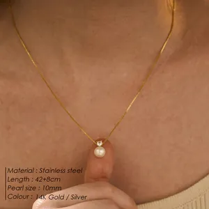 Dettaglio collana in acciaio inossidabile oro 14K con perla 10mm e ciondolo zircone