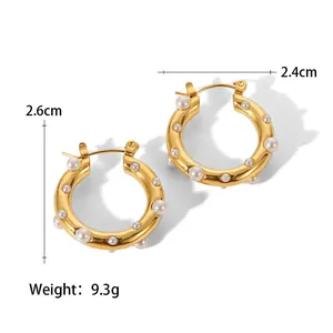 Dettaglio di orecchini a cerchio placcati oro 18K con perle inclusi dimensioni e peso