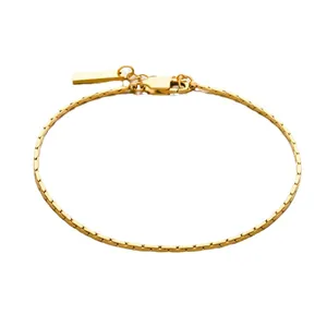 Bracelet chaîne en acier titane doré minimaliste avec étiquette rectangulaire et fermoir homard