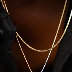 Elegante collar de cadena de serpiente dorada a capas para mujer con estilo minimalista de metal
