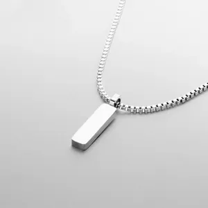Collana minimalista argento con pendente rettangolare e catena a maglia quadra