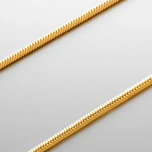 Collier maille serpent dorée minimaliste avec finition polie brillante pour femmes