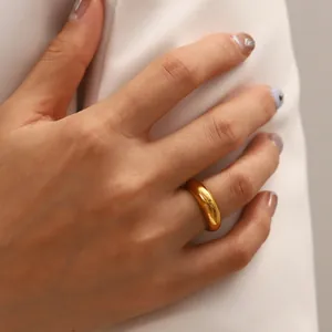 Polierter 18K vergoldeter minimalistischer gewölbter Ring für einen schicken Stil