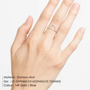 Anello geometrico minimalista in acciaio inossidabile con design a semicerchio
