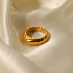 Minimalistischer, 18K vergoldeter Edelstahl-Dome-Ring mit poliertem Glanz-Finish