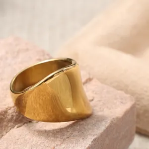Anello largo in acciaio inossidabile dorato con design geometrico a onde asimmetriche