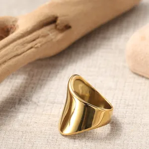 Dettaglio macro dell'anello in acciaio inossidabile dorato lucido con design geometrico
