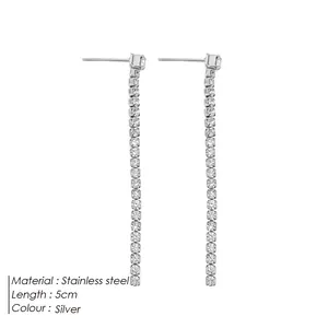 Boucles d'oreilles pendantes argentées de 5cm avec zircons cubiques brillants