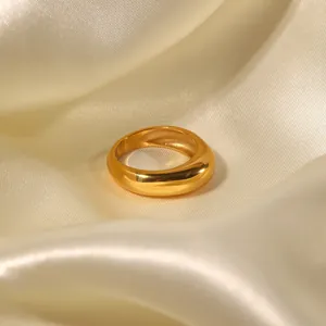 Polierter, minimalistischer gewölbter Ring mit 18k Vergoldung auf elegantem Seidenstoff