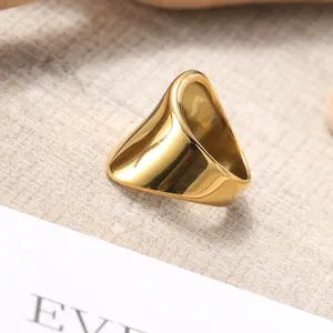 Anello a fascia larga in acciaio inossidabile dorato con design geometrico asimmetrico