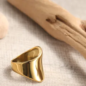 Anello geometrico bombato in acciaio inossidabile dorato con superficie concava liscia