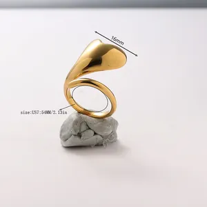 Dettaglio macro dell'anello in acciaio inossidabile placcato oro 18k, larghezza 16mm, taglia US7