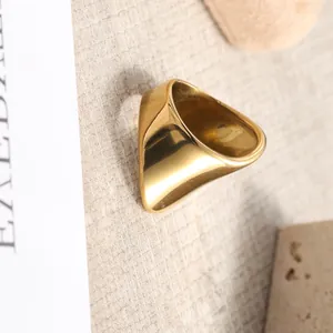 Anello largo geometrico in acciaio inossidabile dorato lucido dal design minimalista