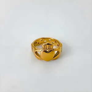 Bague Claddagh dorée pour homme en acier inoxydable poli avec motif cœur et couronne
