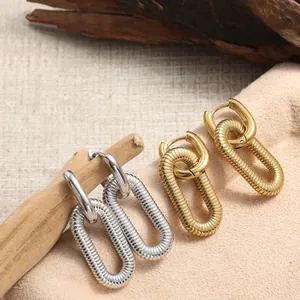 Luxuriöse gedrehte Creolen in Gold und Silber mit Vintage-Textur für einen edlen Look