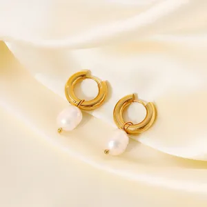 Détails de boucles d'oreilles créoles en acier doré 18K avec perles d'eau douce