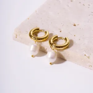 Boucles d'oreilles créoles en acier plaqué or 18K avec perles d'eau douce naturelles