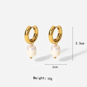 Détail des boucles d'oreilles créoles en acier doré 18K avec perles d'eau douce naturelles