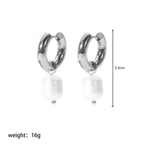 Détail de boucles d'oreilles en acier argenté avec perles, hauteur 3,3cm, poids 16g