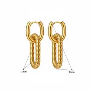 Vue détaillée des boucles d'oreilles dorées texturées avec dimensions 13 mm par 34 mm