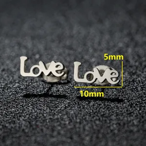 Pendientes Love minimalistas de acero plateado con medidas de 10mm por 5mm