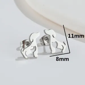 Vista dettagliata degli orecchini a lobo a forma di cane con misure di 11 mm di altezza