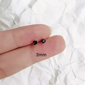 Vista macro de pendientes de cristal negro de 3mm con referencia de tamaño real