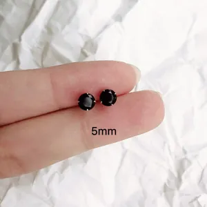 Detalle de pendientes de circonita negra de 5mm con montura plateada de cuatro garras