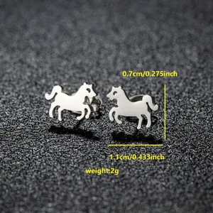 Pendientes de pony plateados que muestran dimensiones de 0,7 cm de alto y 1,1 cm de ancho