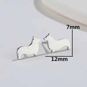 Vista dettagliata degli orecchini a lobo corgi in acciaio inossidabile 12mm x 7mm