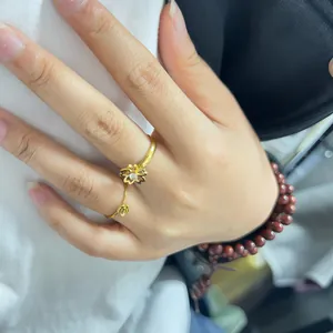 Gros plan d'une bague fleur en or élégante avec diamant portée au doigt d'une femme