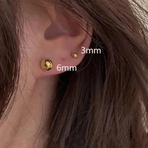 Boucles d'oreilles boules dorées en acier inoxydable de 3 mm et 6 mm sur l'oreille