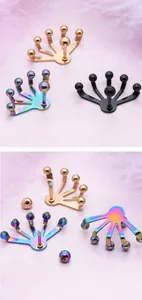 Vista detallada de accesorios para pendientes en forma de abanico con cinco cuentas en oro, negro y arcoíris