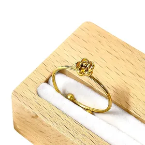 Bague fleur dorée avec cristal, bijou minimaliste ajustable au design de marguerite