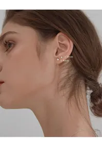 Vue détaillée de boucles d'oreilles boules 3mm et 4mm en acier sur le mannequin