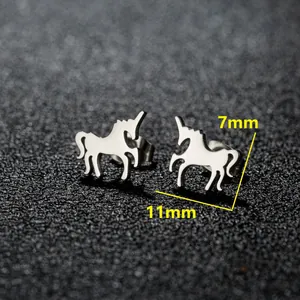Vista detallada de los pendientes de unicornio con medidas de 11 mm por 7 mm